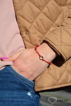 Bransoletka na czerwonym sznureczku z elementem ozdobnym w kształcie blaszki z wyciętym sercem (3).JPG